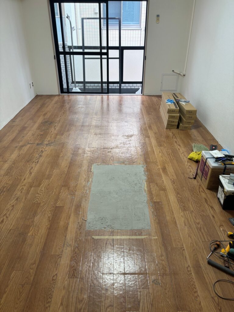 賃貸(1K)_千葉県市川市_床(フローリング)_BEFORE_艶落ちと擦り傷_上貼り前の当社パテ補修後下地