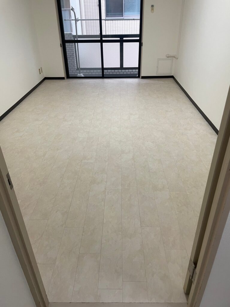 賃貸(1K)_千葉県市川市_床(フロアタイル上貼り)_AFTER_明るい石目調タイルで均一感と清潔感を回復